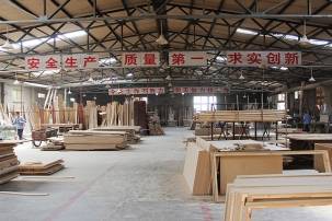 從刨花到粉黛 40歲木匠跨界創(chuàng)辦化妝品廠的逆襲之路